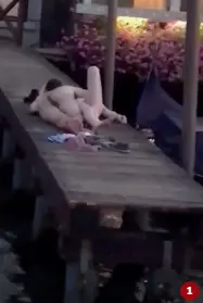  ??  ?? 1 Due turisti dormono completame­nte nudi su un pontile. Il video diffuso sui social, nelle ultime ore ha fatto il pieno di commenti indignati.
1
