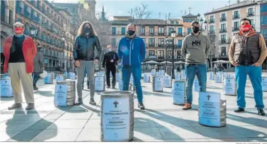  ?? ÁNGELES VISDÓMINE / EFE ?? La Asociación Provincial de Hostelería y Turismo de Toledo recreó ayer en la plaza del Zocodóver un ‘cementerio hostelero’.