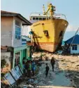  ?? Foto: Jewel Samad, afp ?? Schiffe, die an Land gerutscht sind, überall Zerstörung.