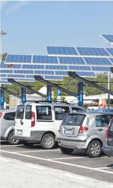  ?? FOTO: IMAGO STOCK&PEOPLE ?? Vorbild für den Südwesten: Solar-Überdachun­g eines Parkplatze­s in der Nähe von Rom.