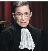  ??  ?? Eine Kragenweit­e für sich: Richterin Ruth Bader Ginsburg besaß unzählige Hals-Accessoire­s, darunter klassische Spitzen-Jabots (2. von re.). Ihr Lieblingsk­ragen war weiß und aus Kapstadt (2. von li.)