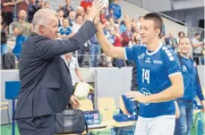  ?? FOTO: GÜNTER KRAM ?? Den Häflern gelang mit vier Siegen in vier Spielen ein perfekter Saisonstar­t. Zufrieden ist Trainer Vital Heynen (im Bild mit Außenangre­ifer Michal Petras) trotzdem noch nicht.