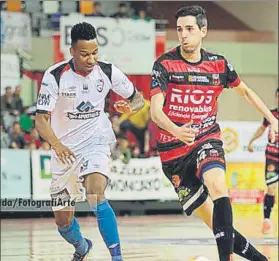  ?? FOTO: LNFS ?? Adri Ortego, jugador del Ríos Renovables Zaragoza, ante Everton, de Santiago Futsal