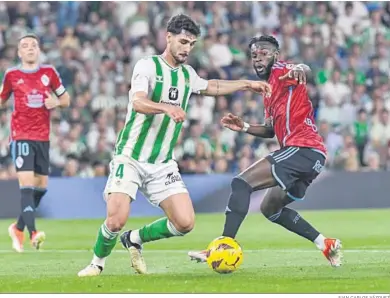  ?? JUAN CARLOS VÁZQUEZ ?? Johnny roba la pelota en presencia de Bamba, en un lance del encuentro.