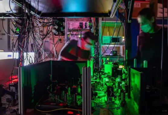  ?? Marieke de Lorijn for Qutech via © The New York Times Co. ?? Researcher­s at the Delft University of Technology work with one of the three nodes in a quantum computing network, which uses mirrors, filters and lasers to guide electrons into a synthetic diamond.