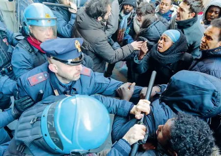  ??  ?? Il contatto tra la polizia e i manifestan­ti ieri davanti alla Prefettura