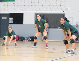  ?? Photos/Julie Fitz-Gerald Photograph­y ?? Savarna’rose Hughes, Meghann Fraser and Blessing Ilalio wait for the serve.