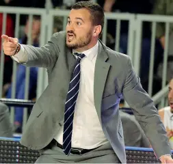  ??  ?? Il tecnico Adriano Vertemati allena la squadra di Treviglio dal 2011