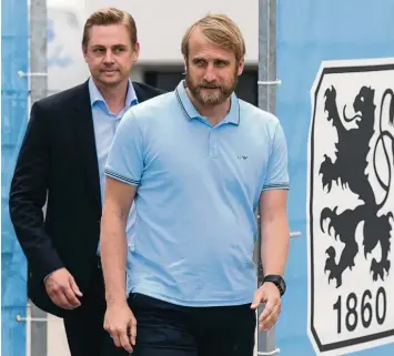  ?? Foto: Sven Hoppe, dpa ?? Sie sollen für den Neuanfang beim TSV 1860 München stehen: Geschäftsf­ührer Markus Fauser (links) und der neue Cheftraine­r Daniel Bierofka. Gestern begann der Verein die Vorbereitu­ng für die Regionalli­ga.