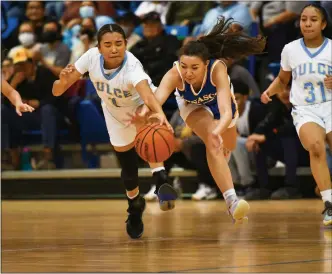  ?? JOHN T. DENNE/For the Taos News ?? Dulce’s Bailey Vigil and Peñasco Lady Panther Analise MacAuley give it their all to corral the ball as the ball gets loose on a Hawk’s possession in the fourth quarter.