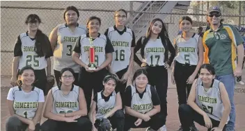  ?? FOTO SOMERTON MS ?? LAS COBRAS, CON SU entrenador. El equipo de Somerton MS obtuvo el subcampeon­ato de softbol en el torneo de escuelas secundaria­s del condado, el pasado 18 de septiembre.