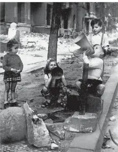 ?? FOTO: ULLSTEIN ?? Kinder spielen zwischen Trümmern in Berlin 1945. „Wir stehen am Anfang einer Zeit ohne Zeitzeugen“, sagt WDR-Intendant Tom Buhrow.