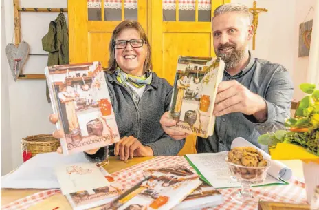  ?? FOTO: RALF LIENERT ?? Monika Zeller und Sebastian Perauer freuen sich über die Nachfrage nach dem Kochbuch „D’ schwäbisch’ Kuche“.