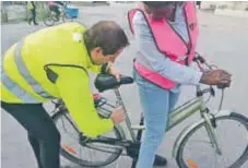 ?? FOTO: KERSTIN GUSTAFSSON ?? JUSTERA. Roland Junker från Cykelfrämj­andet hjälper Ronke Adedeji att höja sadeln. Rinkeby 2017.