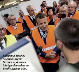  ??  ?? Emmanuel Macron, alors ministre de l’Economie, dans une fabrique de meubles en Vendée, en août 2016.