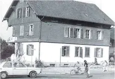  ?? FOTO: MICHAEL URBANZYK ?? Abriss des Gebäudes des ehemaligen Lindauer Säuglingsh­eims am Beginn der Holderegge­nstraße im Juli 1981 durch die 2005 aufgelöste Baufirma Dyckerhoff &amp; Widmann.