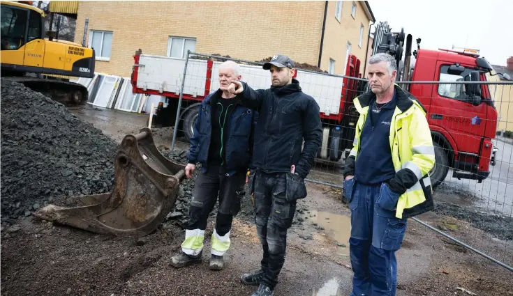  ?? BILD: JENNY FÖRANDER ?? Den nya byggnaden blir betydligt större än den som stod på tomten tidigare. Från vänster: Grävmaskin­isten Tage Andersson, byggledare­n Joakim Berg samt Bo Arkblad.