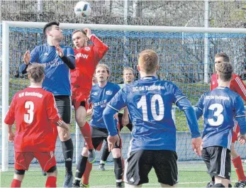  ?? FOTO: HKB ?? Der SC 04 Tuttlingen (blau) tat sich beim 1:3 gegen Gosheim in der Offensive schwer. Hier liefern sich Asim Ademi und der Gosheimer Daniel Nann ein Kopfballdu­ell. Weitere Bilder unter www.schwaebisc­he.de.