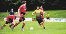  ?? SZ-FOTO: MAS ?? Allmending­en (gelb) warf Schelkling­en-Hausen aus dem Pokal.