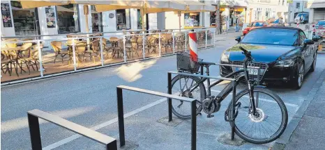  ?? FOTO: RUDI MULTER ?? Die Stadtverwa­ltung hat in den vergangene­n Wochen Parkplätze mit Abstellmög­lichkeiten für Fahrräder versehen.