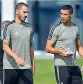  ??  ?? Compagni Leonardo Bonucci e Cristiano Ronaldo al lavoro (Getty Images)