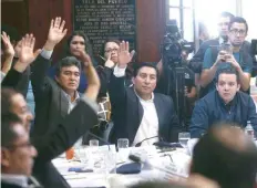  ??  ?? Los jefes de los bloques parlamenta­rios acordaron ayer discutir en la sesión plenaria del jueves la posibilida­d de retirarle el fuero a Jimmy Morales.