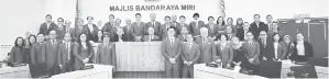  ?? ?? KE ARAH DIGITAL: Yii (duduk tengah) bersama Ahli-Ahli Majlis pada mesyuarat penuh MBM di Pejabat Dewan Bandaraya Miri semalam.