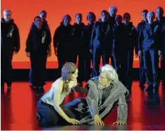  ?? Foto: Martin Kaufhold/Theater Ulm ?? Tochter und Vater zwischen Hass und Mitleid: Abigaille (Edith Lorans) und König Na bucco (Kwang Keun Lee).