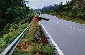  ?? (Foto tular media sosial) ?? Jalan Song/sipan-temalat ditutup kepada semua kenderaan berikutan kejadian tanah runtuh.