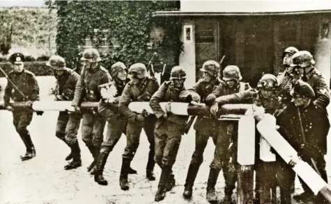  ?? Foto: Ullstein ?? Der Schlagbaum der polnischen Grenze am Zollhaus der Straße Zoppot–Gdingen wird von deutschen Infanteris­ten aus dem Weg geräumt. Es ist der 1. September 1939 vormittags, vor wenigen Stunden hat mit dem Überfall auf Polen der Zweite Weltkrieg begonnen.