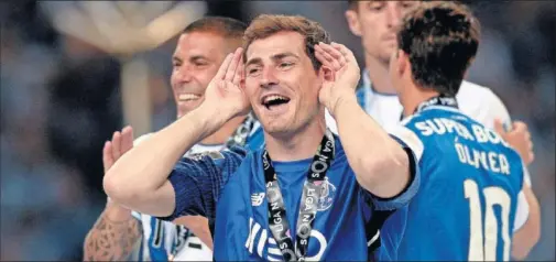  ??  ?? LUNA DE MIEL. Casillas celebra con sus compañeros en el Estadio do Dragão el título liguero el pasado domingo, su primero con el Oporto.
