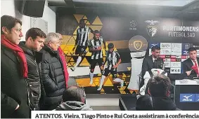  ??  ?? ATENTOS. Vieira, Tiago Pinto e Rui Costa assistiram à conferênci­a