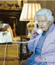  ?? Foto: Buckingham Palace, dpa ?? Königin Elizabeth II. telefonier­t regelmäßig mit dem britischen Premier Boris Johnson.