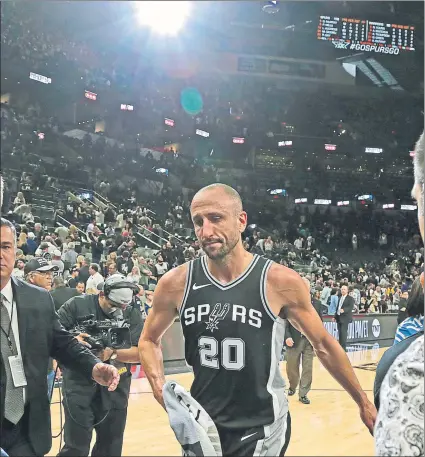  ?? FOTO: GETTY IMAGES ?? Abandonand­o la cancha tras el último partido. Los Spurs cayeron ante Golden State en el playoff de la pasada campaña