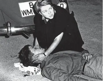  ?? Foto: Jürgen Henschel/akg images/dpa ?? Ein Foto für die Geschichts­bücher: Friederike Dollinger, die sich am Abend des 2. Juni 1967 über den erschossen­en Studenten Benno Ohnesorg beugt. Danach war Vieles nicht mehr so, wie es vorher war.