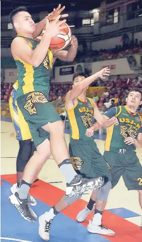  ?? / ARNI ACLAO ?? ■ 3-IN-1.
Si Ralp Jude Dinolan sa USJ-R Jaguars (tuo) nga maoy nakakuha sa bola atol sa rebounding play niining aktoha atol sa usa sa ilang duwa sa nagpadayon nga Cesafi basketball tournament sa Cebu Coliseum uban sa duha ka kauban.