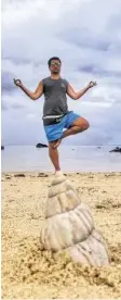  ??  ?? Dieser Yogi steht anscheinen­d auf einer Riesenmusc­hel.