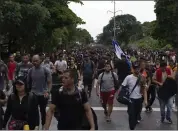  ?? ALEJANDRO CEGARRA — THE NEW YORK TIMES ?? A caravan of some 6,000migrant­s traverses Tapachula, Mexico, near the border with Guatemala on Monday.