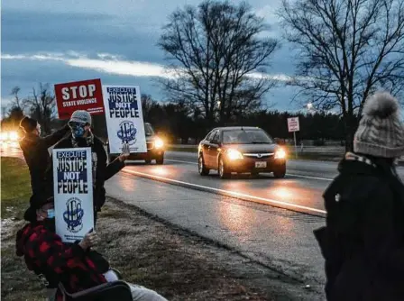  ?? Austen Leake / The Tribune-Star vía AP ?? Un grupo de personas protesta contra la pena de muerte al costado de Prairieton Road, que lleva a un penal federal en Terre Haute, Indiana, el viernes 11 de diciembre de 2020.