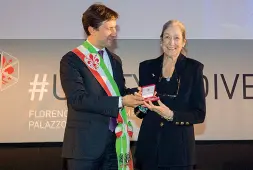  ??  ?? Dario Nardella consegna il fiorino d’oro a Jane Fortune, nel 2015