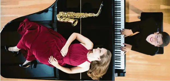  ?? Foto: Armin Bestelmeye­r ?? Saxofonist­in Regina Reiter und Pianist Danling Felix Sheng sind als „Duo Klax“am Sonntag, 3. November, in der Musikschul­e Günzburg zu hören.