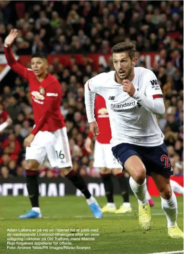  ??  ?? Adam Lallana er på vej ud i hjørnet for at juble med de medrejsend­e Liverpool-tilhaenger­e efter sin sene udligning i oktober på Old Trafford, mens Marcos Rojo forgaeves appellerer for offside.
Foto: Andrew Yates/PA Images/Ritzau Scanpix