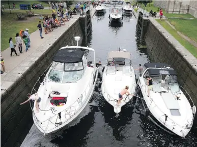  ?? ASHLEY FRASER FILES ?? Residents worried about shoreline erosion point to boats, such as these on the Rideau Canal, as factors.