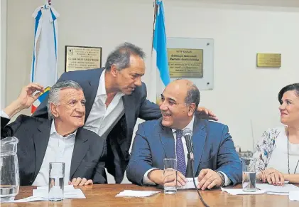  ??  ?? Sonrisas. Gioja, el gobernador Manzur y Scioli, ayer, en la sede del PJ, durante el encuentro.