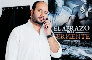  ?? ARCHIVO HERALDO ?? El director Ciro Guerra. Detrás, un afiche de ‘El abrazo de la serpiente’, cinta suya nominada a un Oscar.