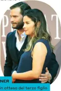  ??  ?? JAMIE E AMELIA WARNER La coppia è in attesa del terzo figlio