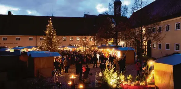  ?? Foto: Marcus Merk ?? Die vorweihnac­htliche Atmosphäre des Oberschöne­nfelder Weihnachts­marktes auf dem Areal der 800 Jahre alten Klosteranl­age im idyllische­n Schwarzach­tal ist weithin unvergleic­hlich.