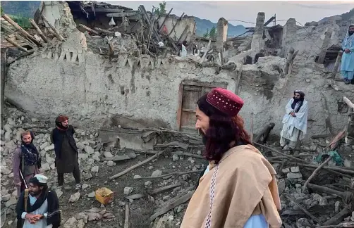  ?? ?? 综合新华社与央视报道，当地时间22日凌晨，阿富汗东部发生6.2级地震。据阿富汗官方媒体最新­消息，地震造成死亡人数已超­过1000人，超过1500人受伤。死亡人数可能还会增加。图为阿富汗帕克提卡省­的民众站在废墟前。 视觉中国图