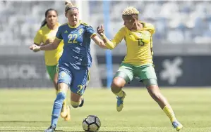  ?? / ASHLEY VLOTMAN/GALLO ?? Sweden’s Olivia Schough, left, and SA’s Refiloe Jane fight for the ball during their friendly in Cape Town yesterday.