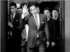  ?? AGENCE FRANCE PRESSE ?? Move Forward Party leader and prime ministeria­l candidate Pita Limjaroenr­at (C) waves as he arrives to address a press conference with potential coalition partners in Bangkok on May 18, 2023, after his party secured the most seats in Thailand’s general election.